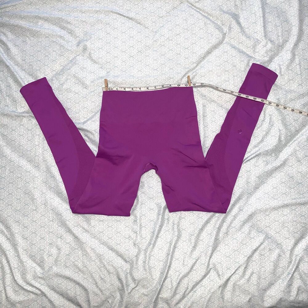 Lululemon Zone in Raspberry Seamless Yoga Leggings– Size 4 (25in waist)
